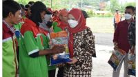Eva Dwiana Salurkan Bantuan untuk Petugas Kebersihan DLH Bandar Lampung