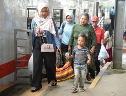 KAI Divre IV Tanjungkarang Salurkan TJSL Berupa Hewan Kurban Senilai Rp150 Juta