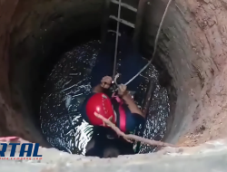 Damkarmat Kota Bandar Lampung Evakuasi Warga yang Terperosok ke Dalam Sumur 12 Meter