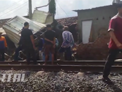 Kecelakaan di Perlintasan Branti: Truk Terhantam Kereta, Sopir Luka Parah