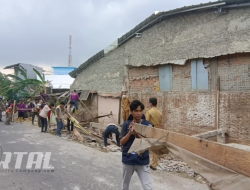 Cegah Banjir, Pemilik Rumah Bongkar Mandiri Bangunan di Atas Drainase Way Halim