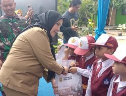 Wali Kota Bandar Lampung Salurkan 18 Ribu Paket Perlengkapan Sekolah untuk Siswa Biling